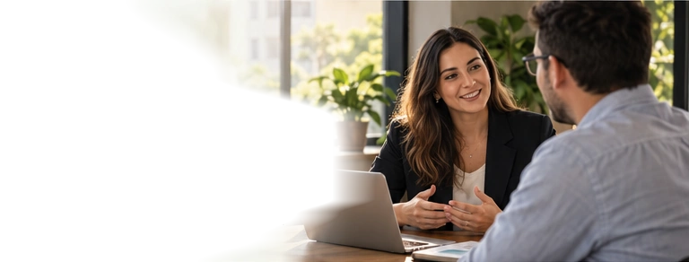 Cena ilustrativa de uma conversa próxima entre uma profissional de contabilidade e um empresário.